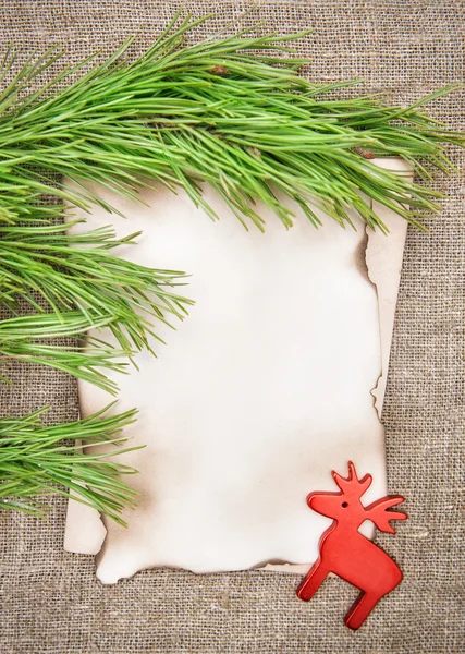 Cartão de Natal com papel envelhecido, ramo de abeto e veado na serapilheira — Fotografia de Stock