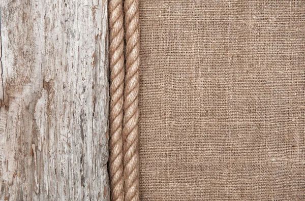 Fondo de arpillera bordeado por cuerda y madera vieja — Foto de Stock