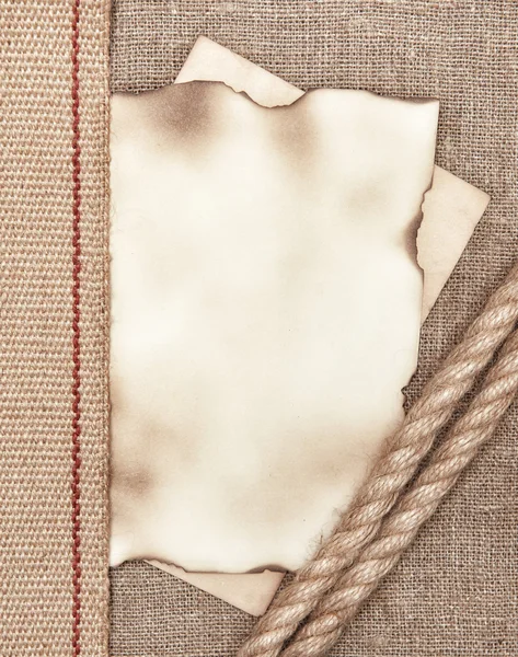 Yaşlı kağıt arka plan çuval bezi üzerinde ip ile — Stok fotoğraf