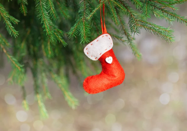 Kerstdecoratie op de tak van de zilverspar — Stockfoto