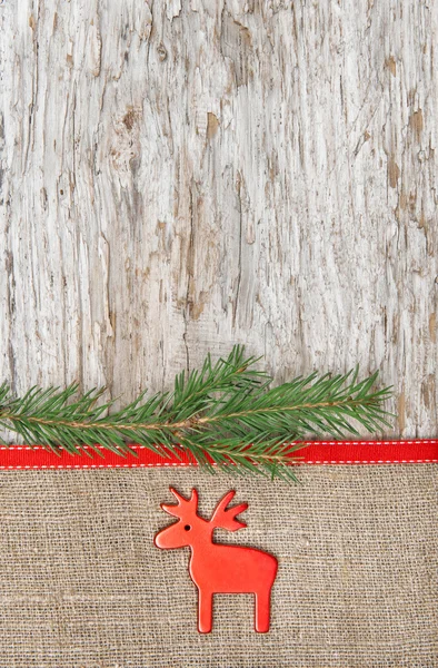 Noel dekorasyonu ile Kızıl geyik ve çuval bezi — Stok fotoğraf