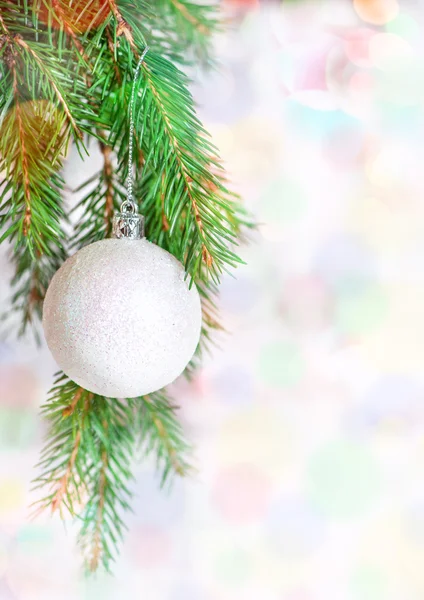 Abstrakte Bokeh Hintergrund mit Weihnachtskugel — Stockfoto