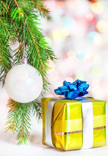 Weihnachtsgeschenk mit Glanz Bokeh Hintergrund — Stockfoto