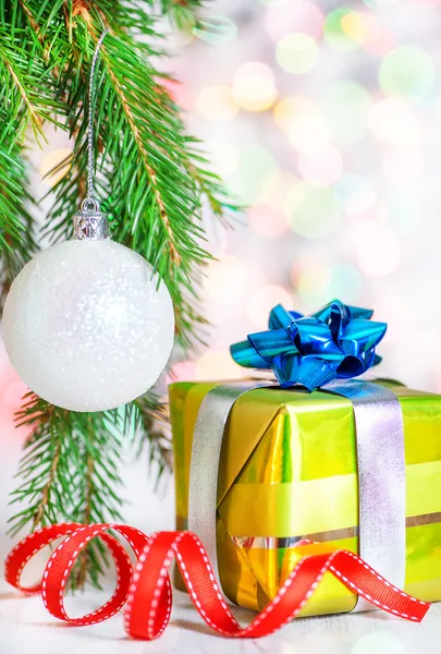 Weihnachtsgeschenk mit Glanz Bokeh Hintergrund — Stockfoto