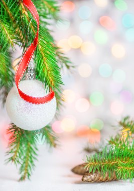 Noel top ve kırmızı kurdele