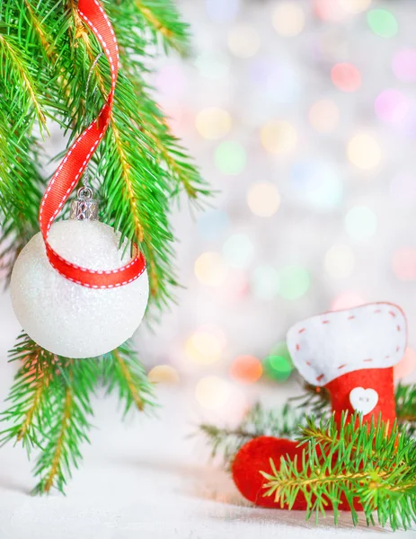 Bola de Natal, fita vermelha e meia — Fotografia de Stock