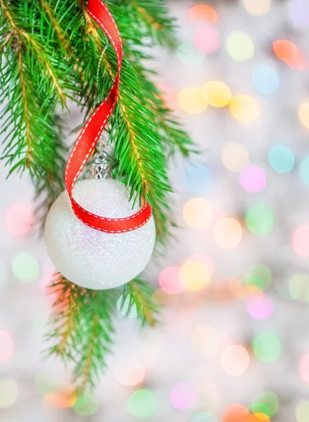 Kerstmis bal en rood lint — Stockfoto
