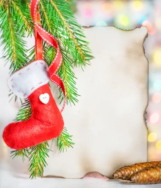 Julkort med röd strumpa på Gran gren — Stockfoto