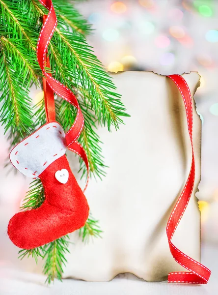 Cartão de Natal com meia vermelha no ramo de abeto — Fotografia de Stock