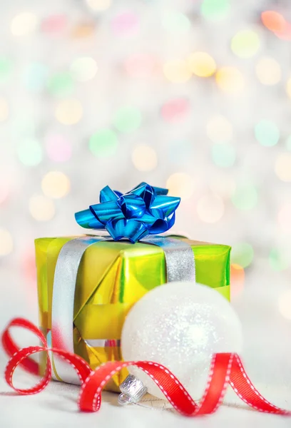 Regalo de Navidad con brillo fondo bokeh — Foto de Stock