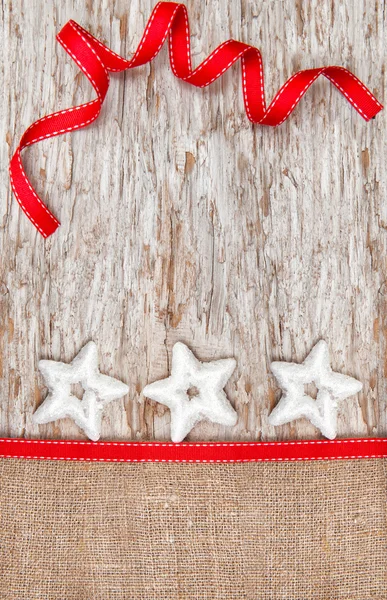 Decoración de Navidad con estrellas de plata y arpillera —  Fotos de Stock