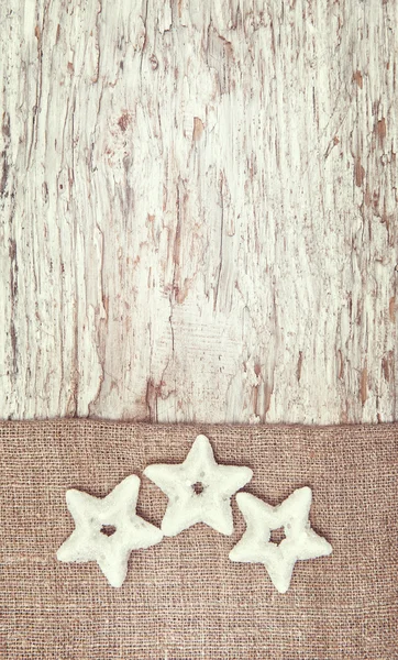 Decoración de Navidad con estrellas de plata en arpillera —  Fotos de Stock