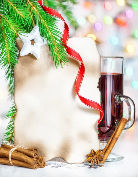 Kerstkaart met glühwein en specerijen — Stockfoto