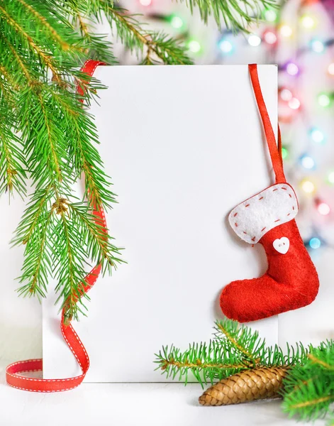 Biglietto natalizio con decorazioni natalizie — Foto Stock