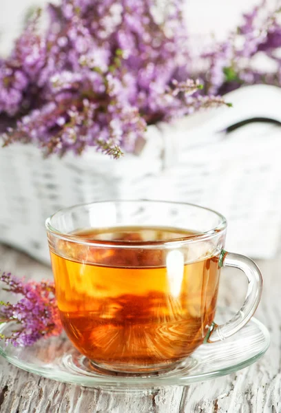 Xícara de chá e ramo de urze — Fotografia de Stock