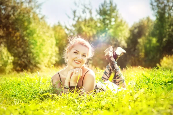 Schöne Frau im Gras liegend — Stockfoto