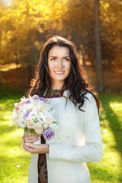 Belle jeune femme avec des fleurs — Photo