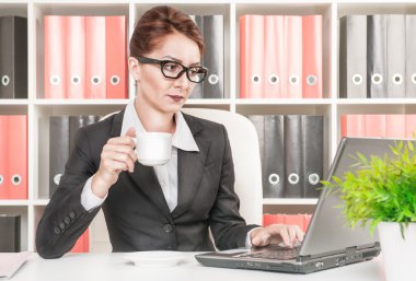 çalışma ve kahve içmek iş kadın