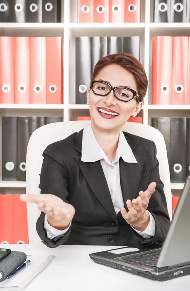 Business woman smiling and gesturing welcome — Stock Photo, Image