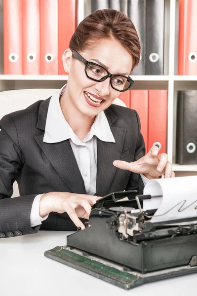 Femme d'affaires folle travaillant avec une machine à écrire — Photo