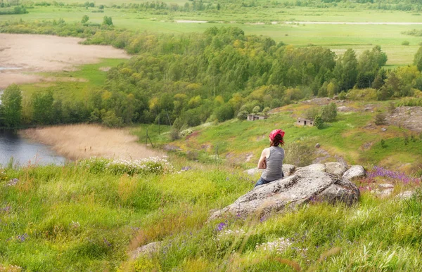 Kvinna sitter på klippan — Stockfoto