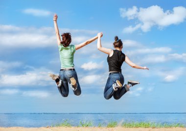 Sahilde atlayarak iki mutlu kadın