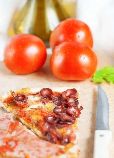 Pizza mit Wurst — Stockfoto