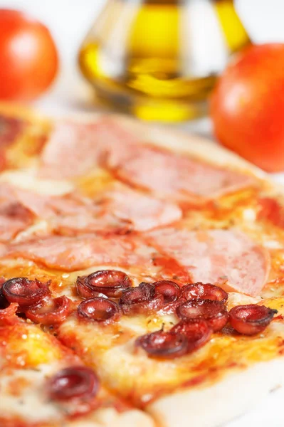 Pizza mit Wurst und Schinken — Stockfoto