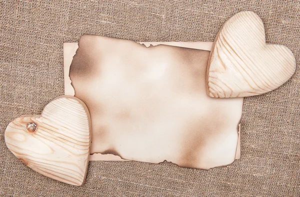木製の心とバレンタイン カード — ストック写真
