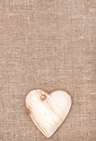 Coeur en bois sur la toile de jute — Photo