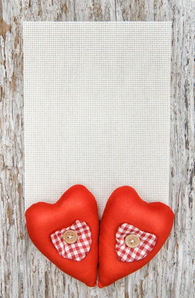 Tarjeta de San Valentín con corazones textiles en madera vieja — Foto de Stock