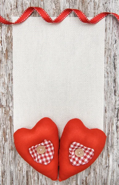 Tarjeta de San Valentín con corazones textiles en madera vieja — Foto de Stock