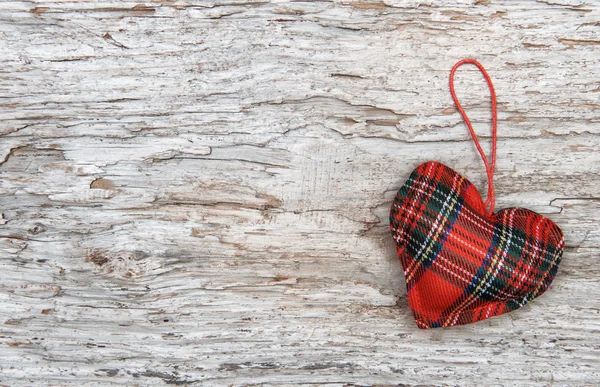 Fondo San Valentín con corazón textil en madera vieja — Foto de Stock