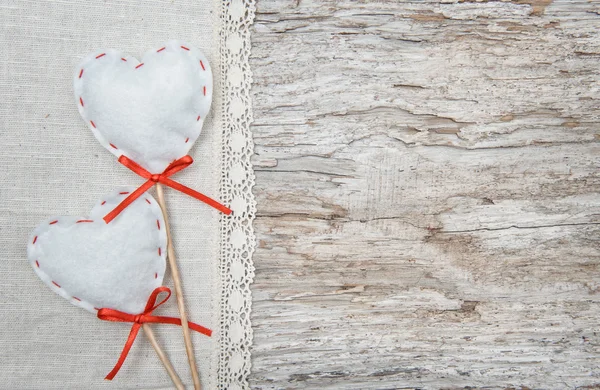 Fondo de San Valentín con corazones textiles en madera vieja — Foto de Stock