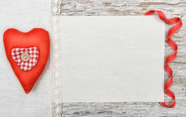 Fondo San Valentín con corazón textil y cinta en madera vieja — Foto de Stock