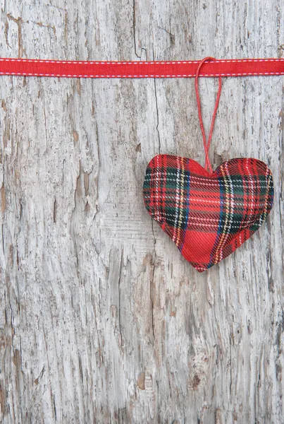 Κάρτα ημέρα του Αγίου Βαλεντίνου με την καρδιά της κλωστοϋφαντουργίας, σε παλιό ξύλο — Φωτογραφία Αρχείου