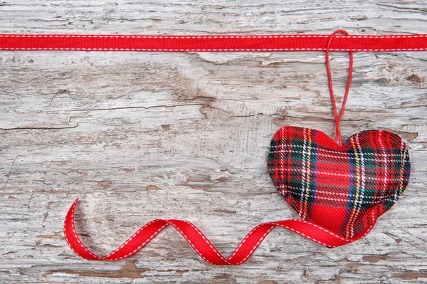Valentijn kaart met textiel hart en lint op oud hout — Stockfoto