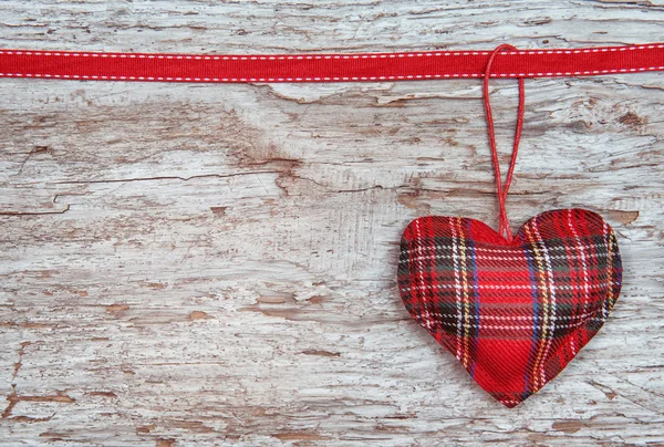 Valentijn kaart met textiel hart op oud hout — Stockfoto