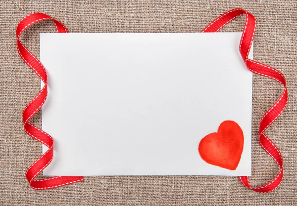 Tarjeta de San Valentín con corazón rojo dibujado en arpillera — Foto de Stock