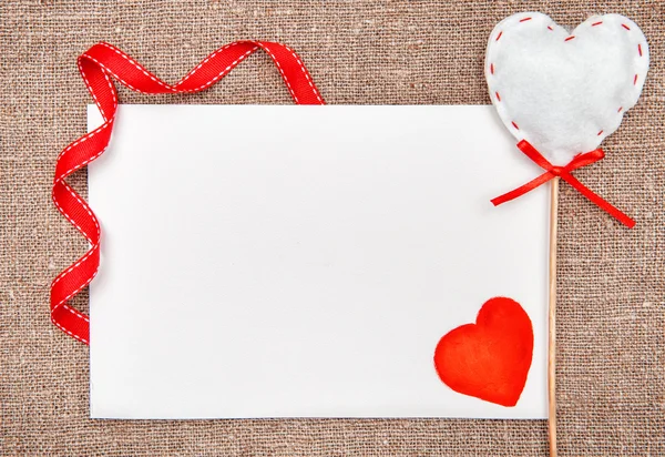 Tarjeta de San Valentín con corazón rojo dibujado en arpillera — Foto de Stock