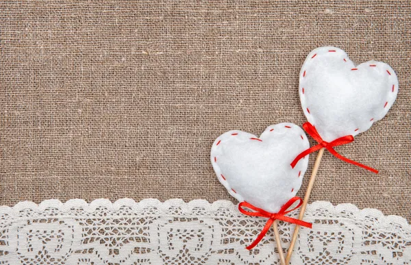 Cuori tessili e tessuto di pizzo sulla iuta — Foto Stock