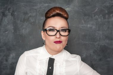 Kadın şüpheli bir ifade ile