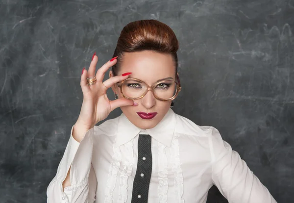 Frau mit verdächtigem Gesichtsausdruck — Stockfoto