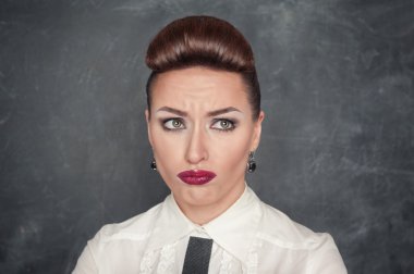 üzgün bir ifade ile güzel bir kadın