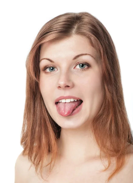 Hermosa joven mostrando lengua — Foto de Stock