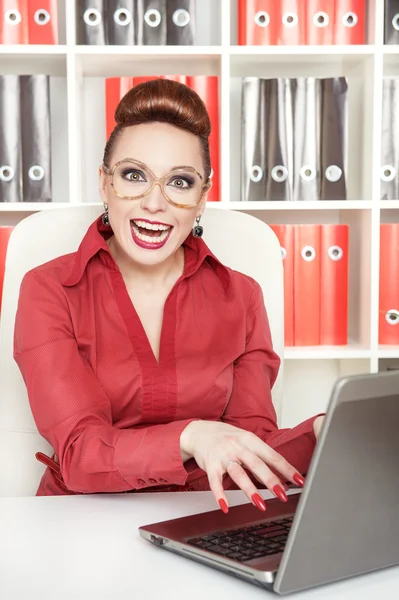 Glimlachende zakenvrouw van succes in glazen — Stockfoto