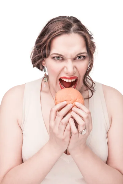 Плюс размер женщина ест гамбургер — стоковое фото