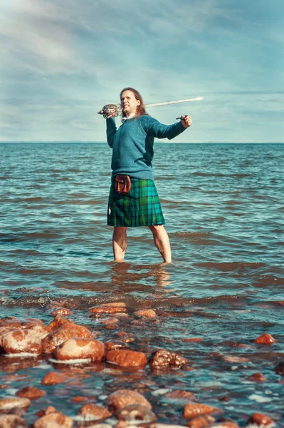 Хоробрий чоловік з мечем у шотландському костюмі — стокове фото