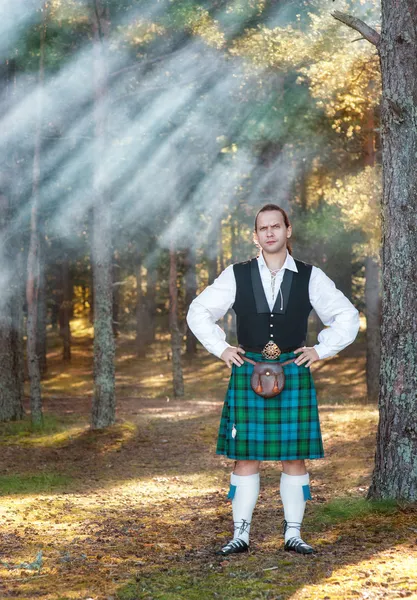 Stilig skotsk man i skogen — Stockfoto