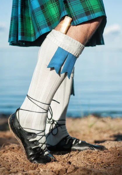 Ноги человека в шотландском килте — стоковое фото